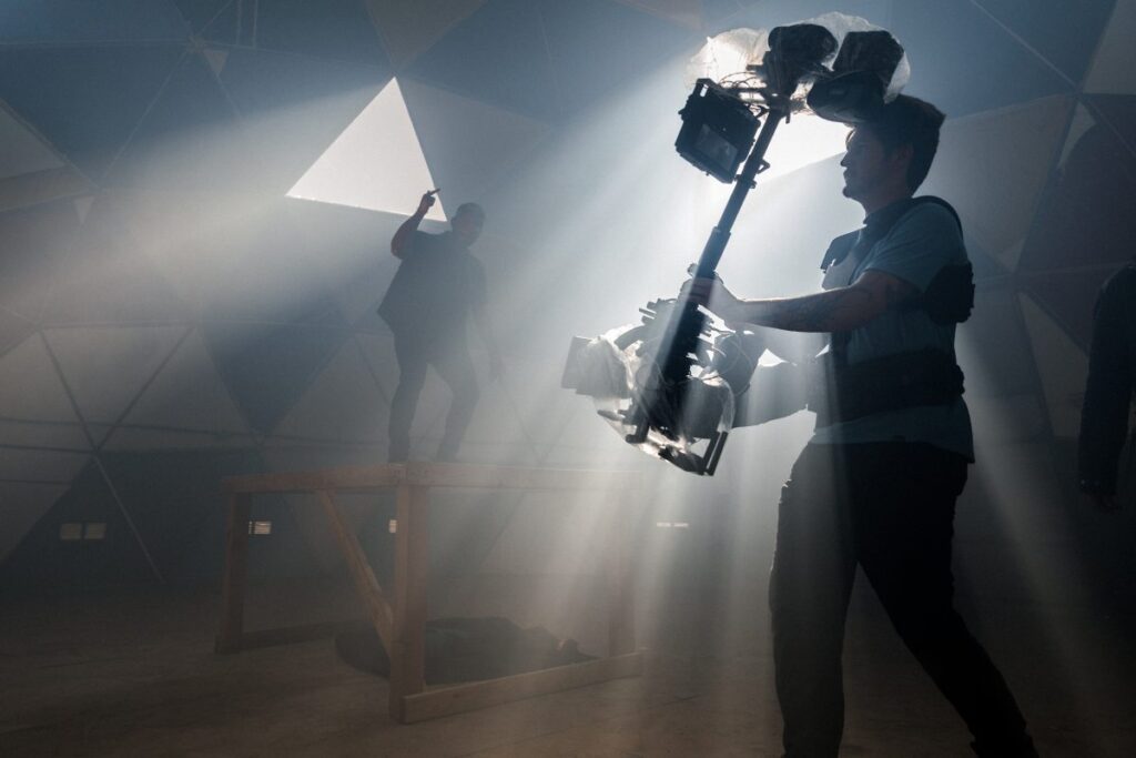 fotografia cinematográfica - profissional filmando cena de um videoclipe