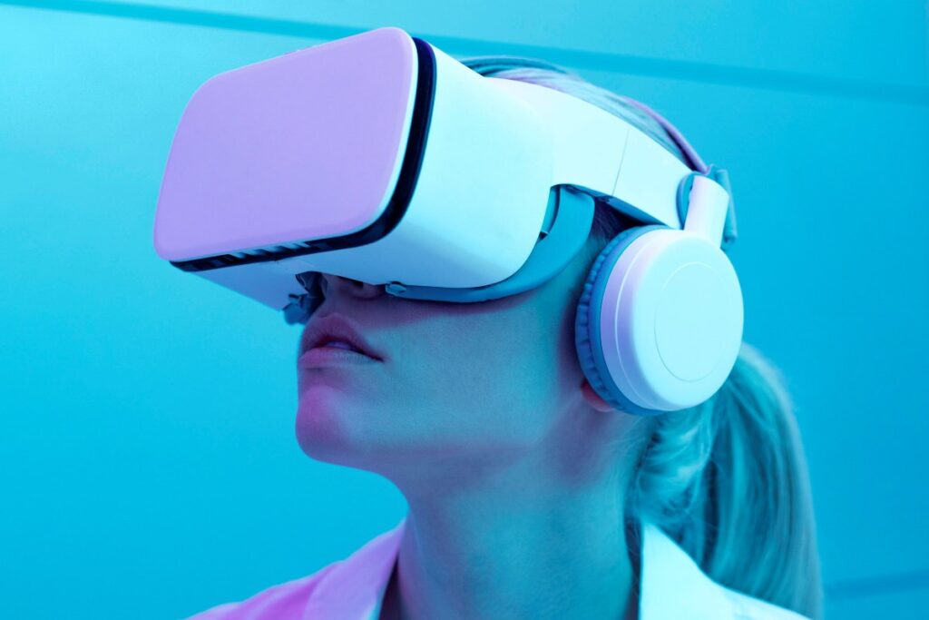 tendências de comunicação - pessoa utilizando óculos de realidade virtual