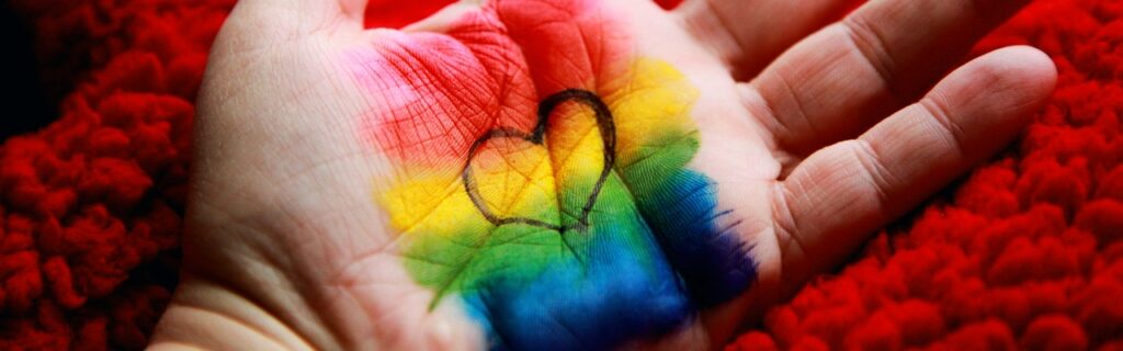 Desenho de um arco-íris com coração na mão
