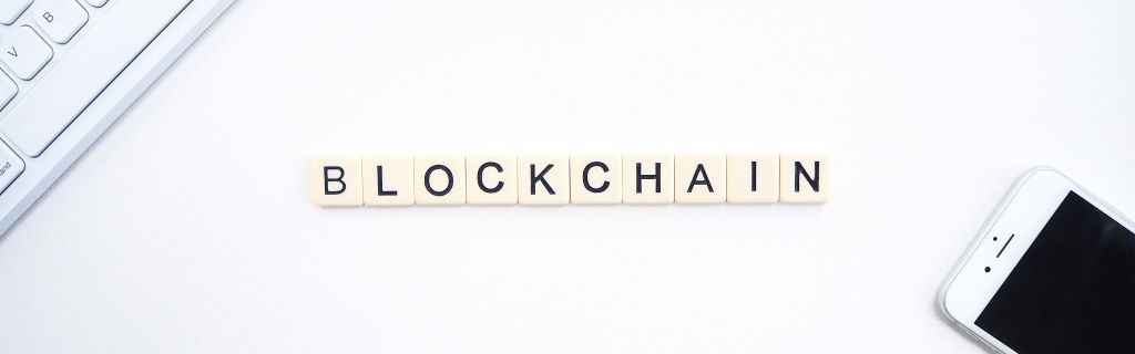 Pequenos blocos com letras que formam a palavra Blockchain