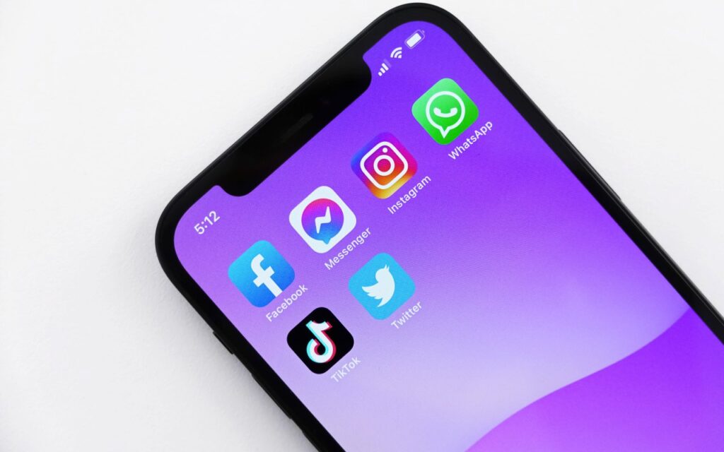 Social Media - tela do celular com ícones de redes sociais