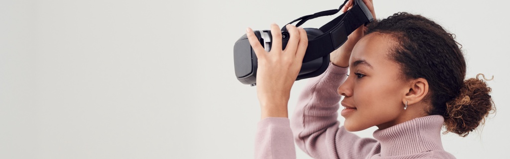 Pessoa colocando óculos de realidade virtual