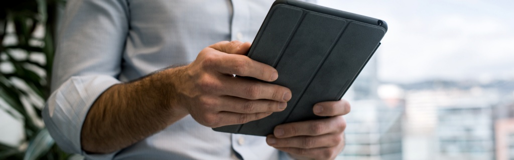 Pessoa acessando informações no tablet